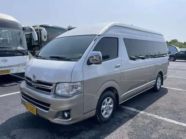 Hiace 2011 2.7L automatic luxury version 13 seats