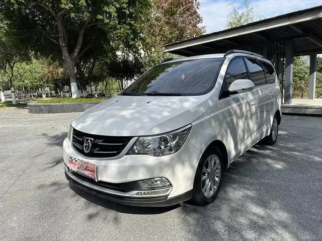 Baojun 730 2016 1.5L manual luxury model 7 seats