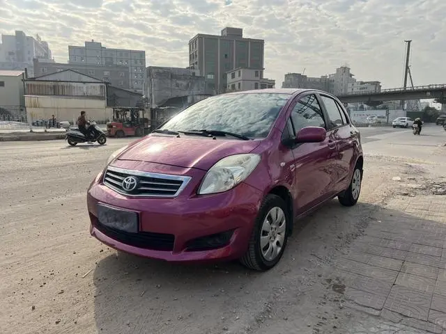 Yaris 2011 1.6E Automatic Charming Edition