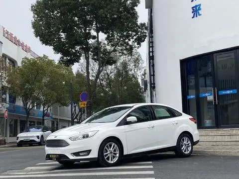 Focus 2015 sedan EcoBoost 125 manual super stylish model