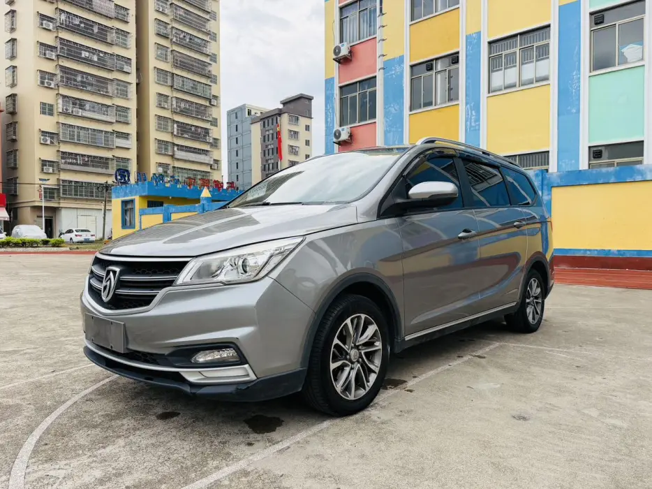 Baojun 730 2019 1.5T CVT fashionable 7 seats National VI