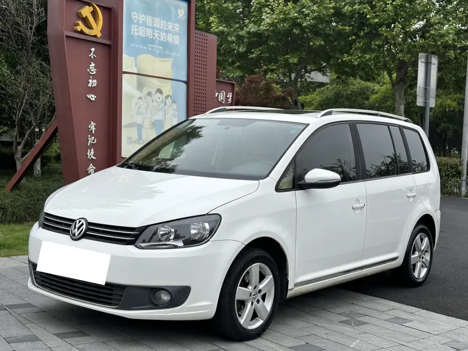 Touran 2011 1.4T automatic smart version 5 seats