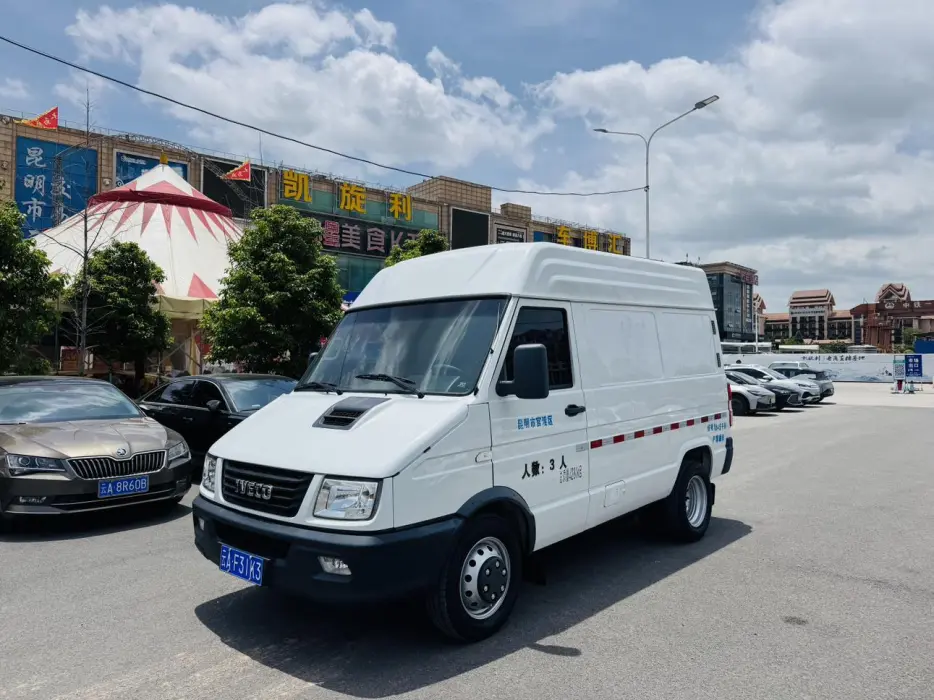 Iveco is proud of the 2021 2.8T V35 VAN van transporter with 3 seats, short axle, mid-roof, double tire side sliding door