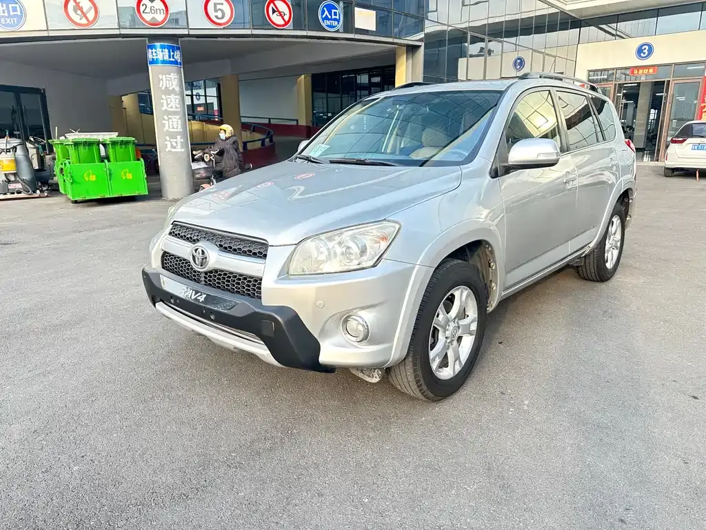 RAV4 Rongfang 2011 2.0L automatic luxury version