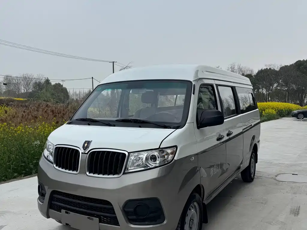 New Hiace X30L 2023 1.5L Fortune Edition Bus 5/6/7 Seats Central Air Conditioning Version SWC15M