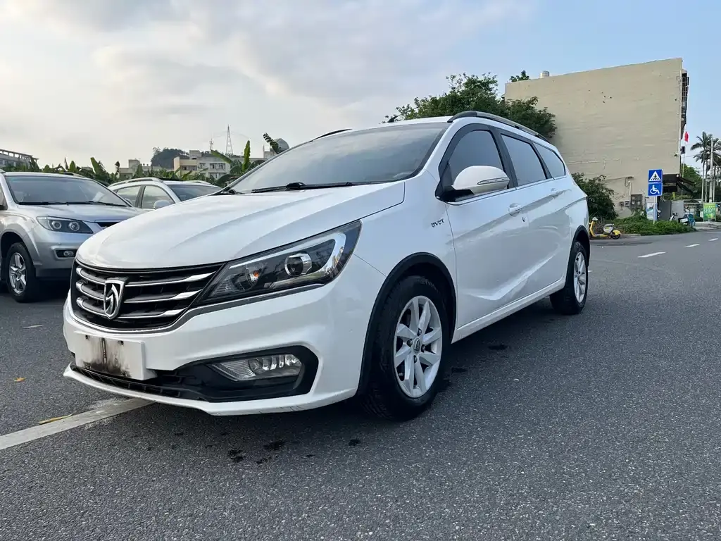 Baojun 310W 2017 1.5L manual fashion model National V
