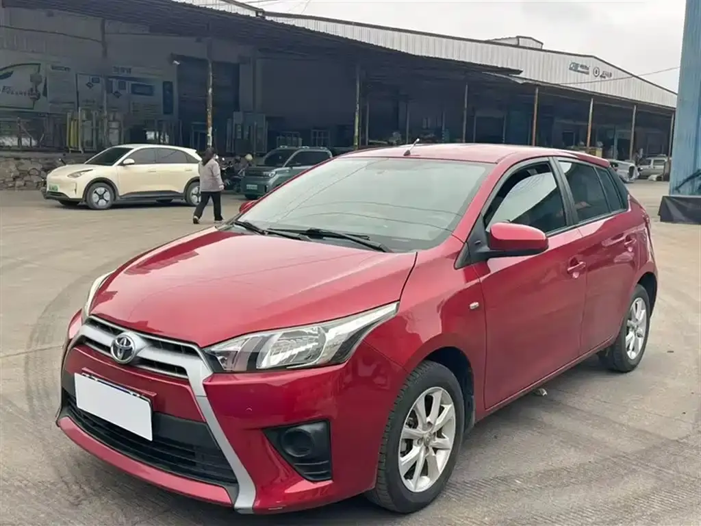 YARiS L 2015 1.5E automatic charm version
