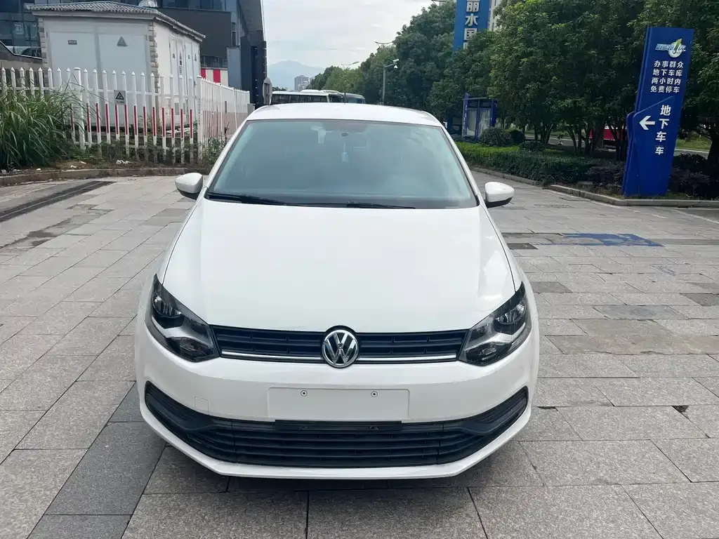 Polo 2016 1.4L automatic fashion model