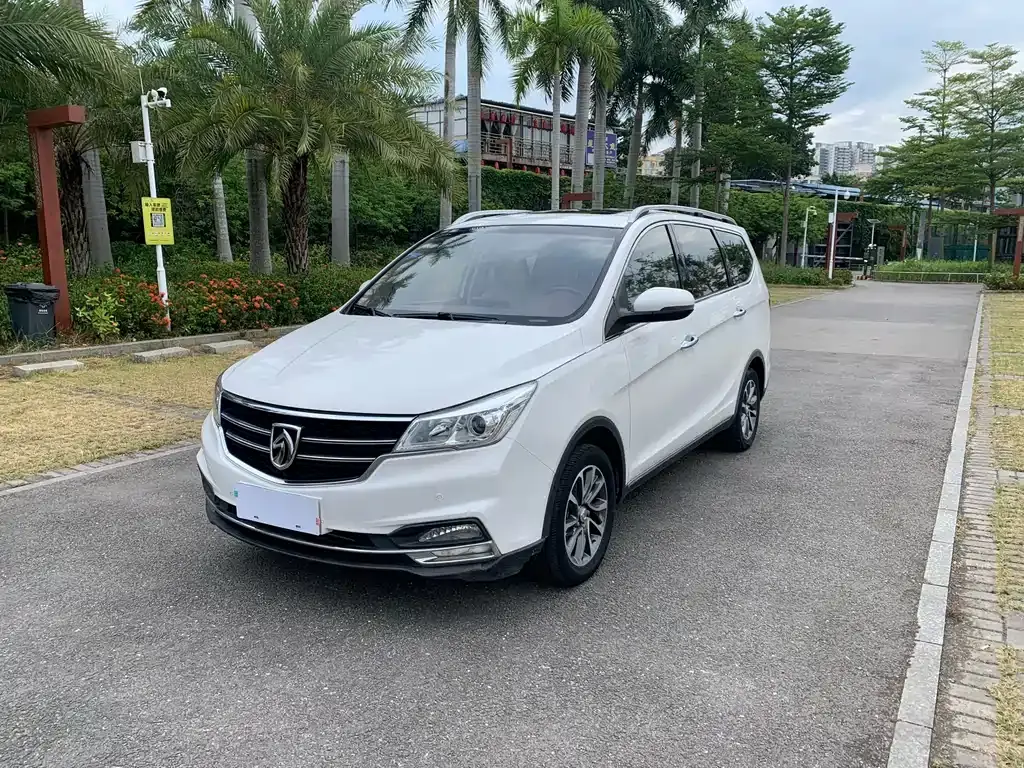 Baojun 730 2017 1.5T Manual Fashion 7 Seats National V