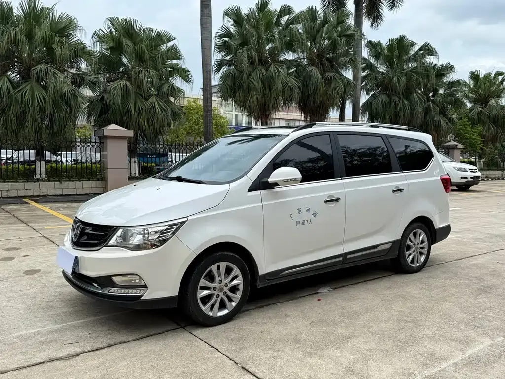 Baojun 730 2016 1.5L manual luxury model 7 seats