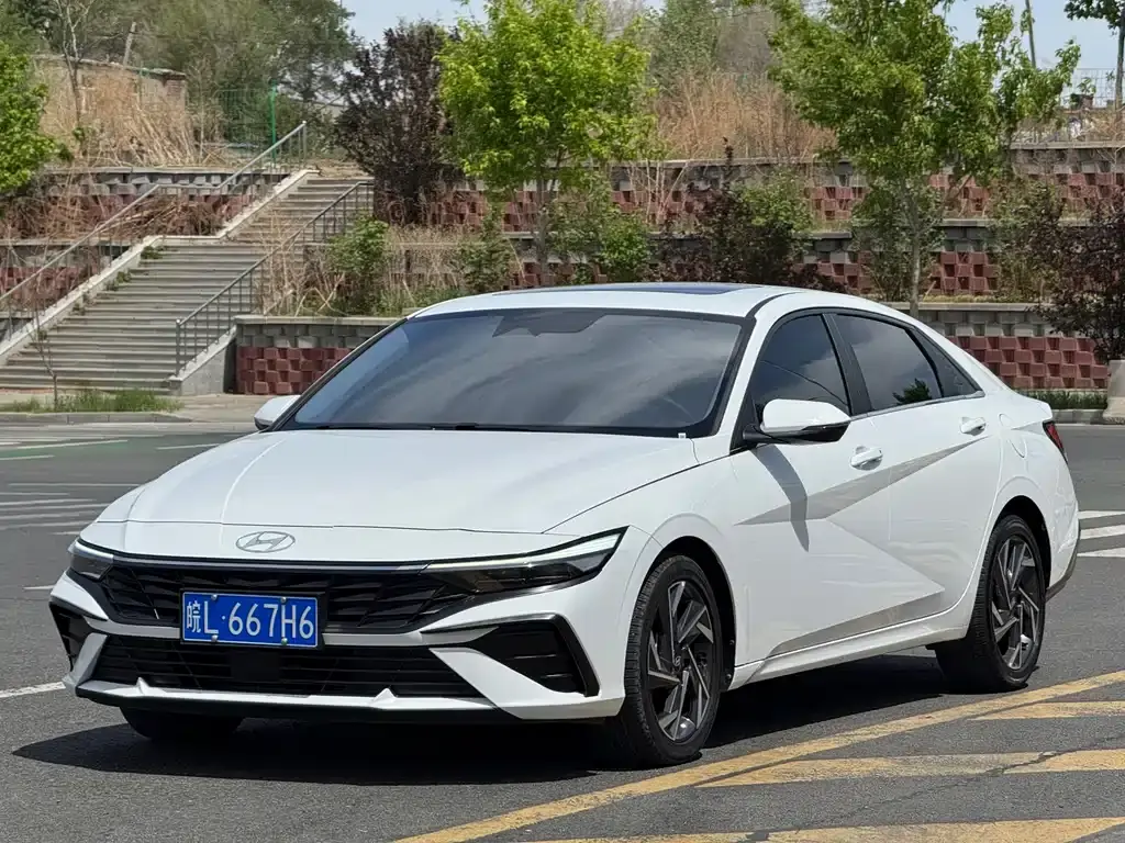 Elantra 2023 1.5L CVT LUX Premium Edition