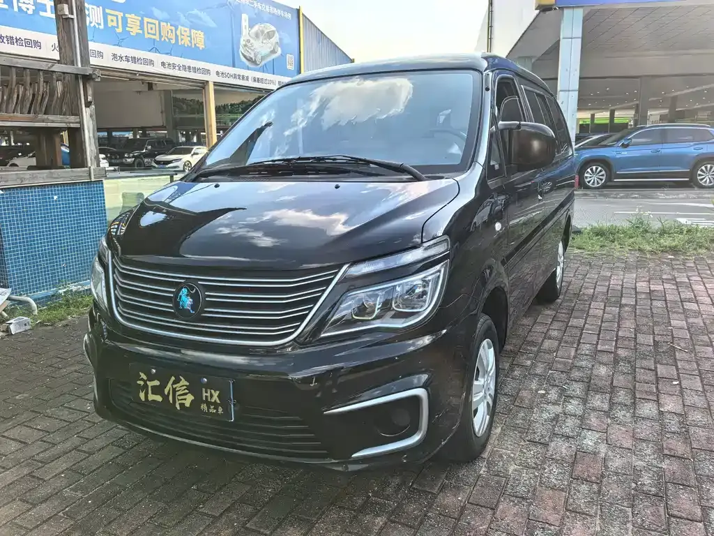 Lingzhi 2022 M5 1.6L practical 5-seater