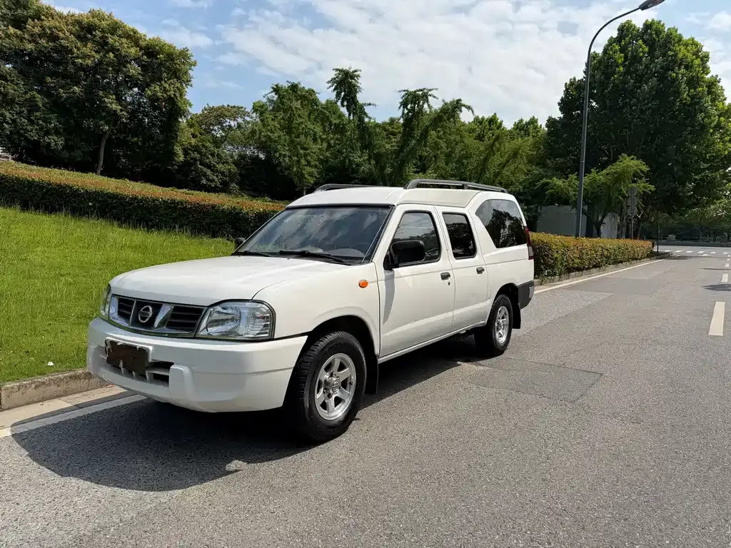 Nissan ZN van 2013 2.4L two-wheel drive luxury 5-seater