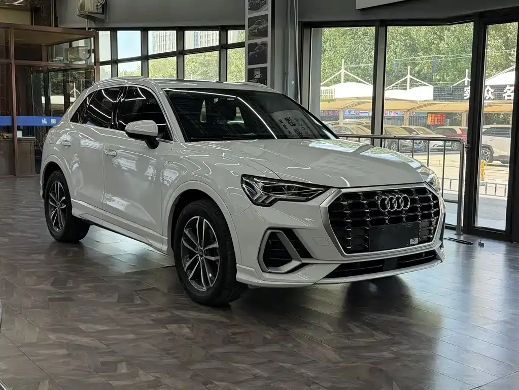 Audi Q3 2022 35 TFSI aggressive and dynamic