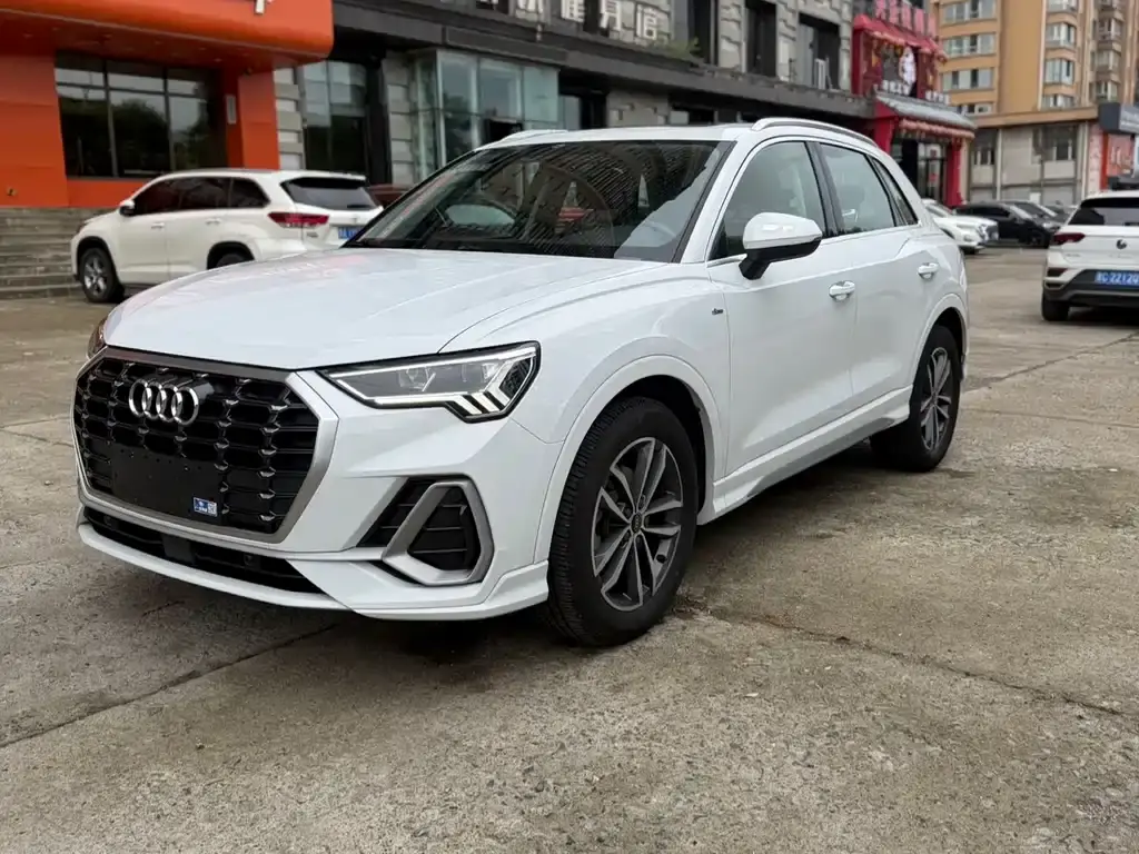 Audi Q3 2021 35 TFSI aggressive and dynamic