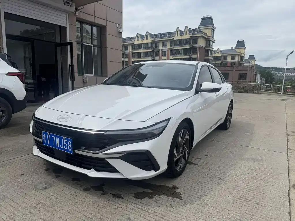 Elantra 2023 1.5L CVT LUX Premium Edition