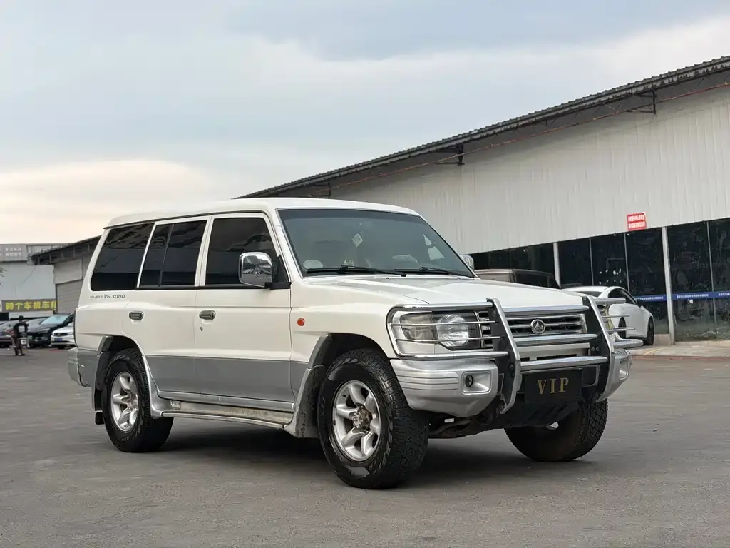 Black King Kong 2009 2.4L manual four-wheel drive