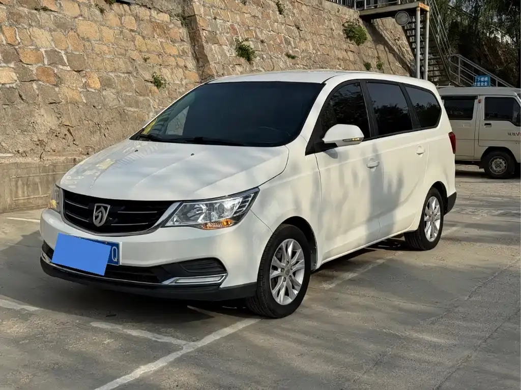 Baojun 730 2016 1.5T manual comfort type 7 seats