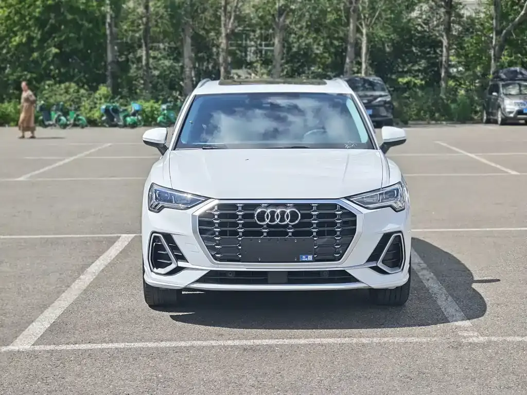 Audi Q3 2022 35 TFSI aggressive and dynamic
