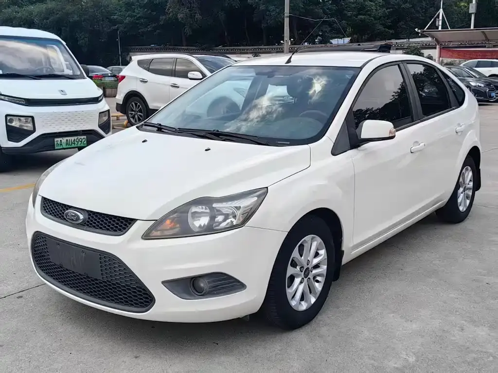 Focus 2013 hatchback classic 1.8L manual basic model