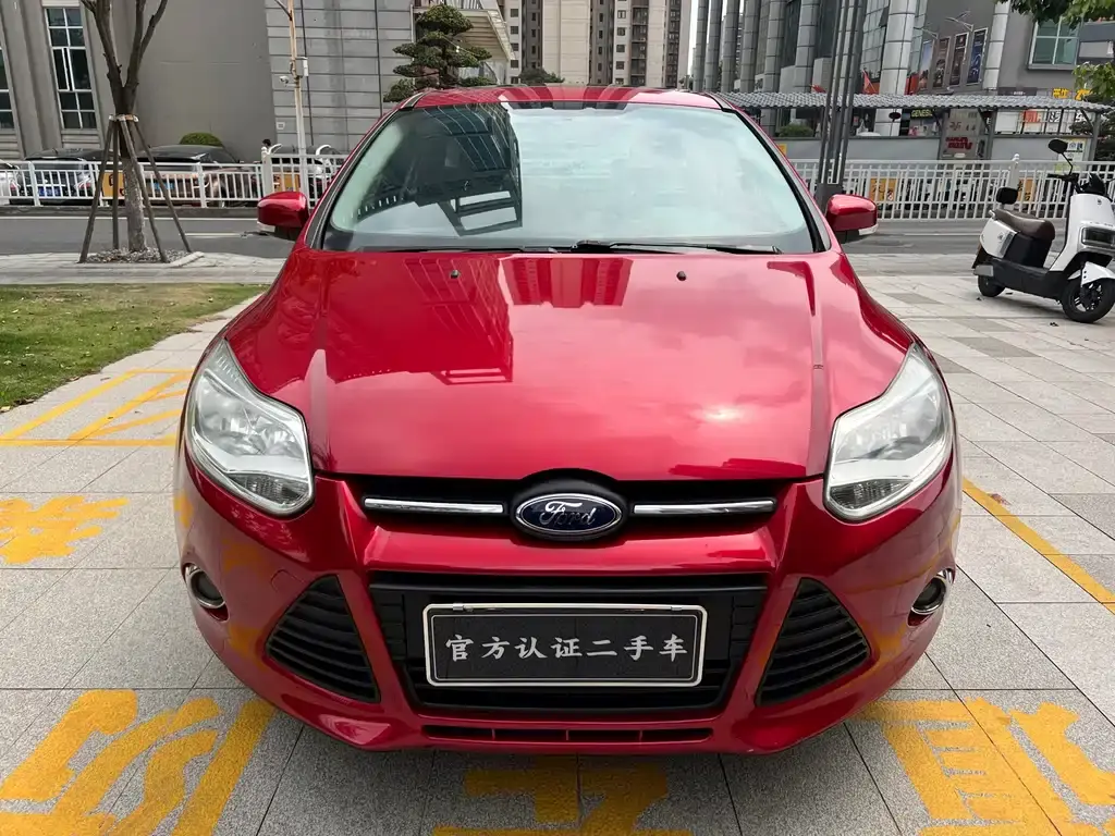 Focus 2012 hatchback 1.6L manual fashion model